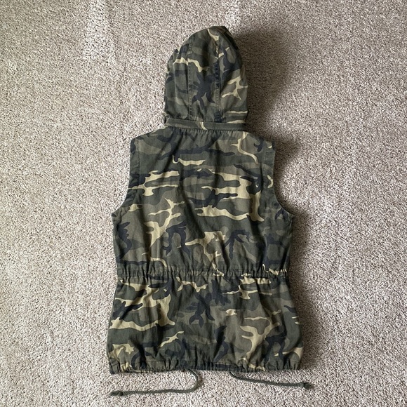 Fashionomics Camo Denim Utility Vest - Picture 9 of 15